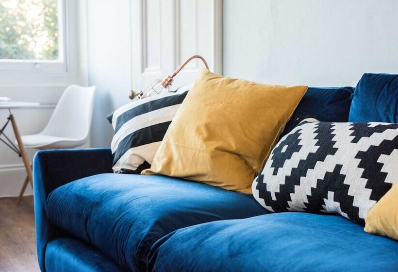 Bright 1 Bedroom Flat Minutes From The Beach And Trains