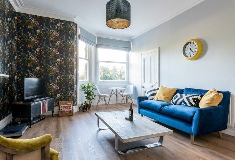Bright 1 Bedroom Flat Minutes From The Beach And Trains