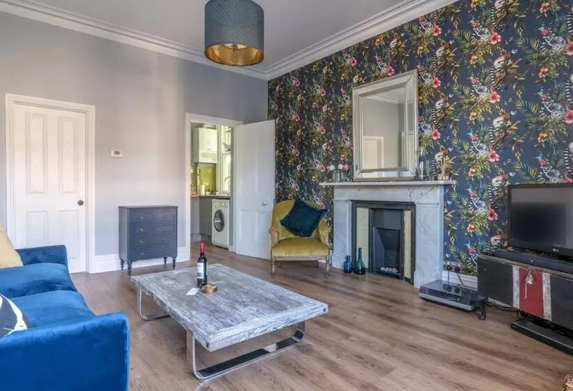Bright 1 Bedroom Flat Minutes From The Beach And Trains
