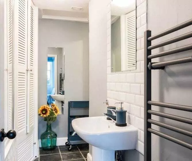 Bright 1 Bedroom Flat Minutes From The Beach And Trains