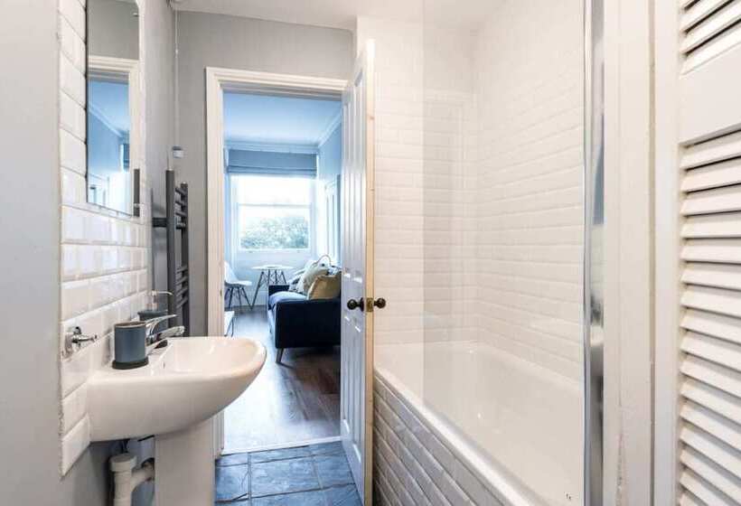 Bright 1 Bedroom Flat Minutes From The Beach And Trains