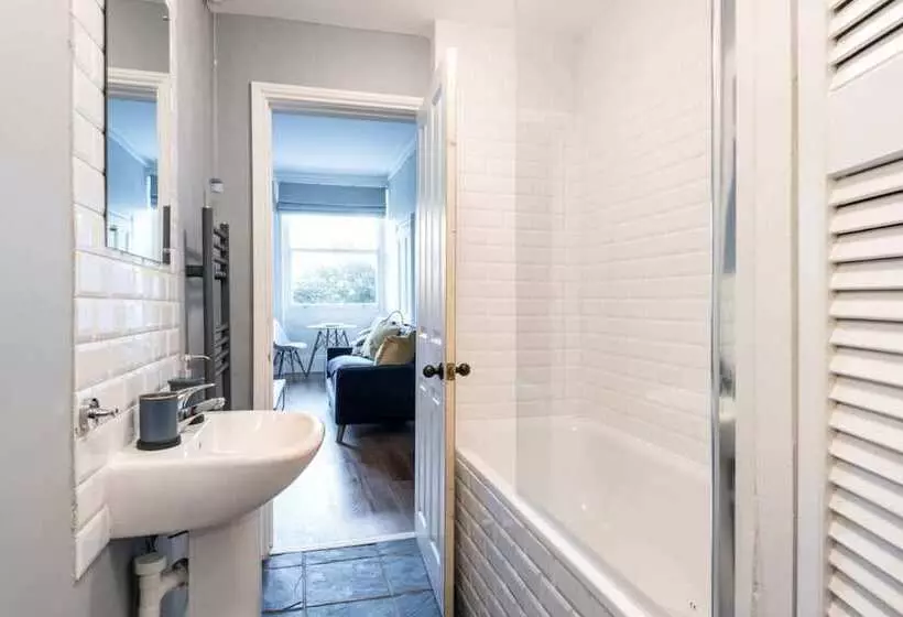 Bright 1 Bedroom Flat Minutes From The Beach And Trains