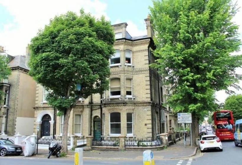 Bright 1 Bedroom Flat Minutes From The Beach And Trains