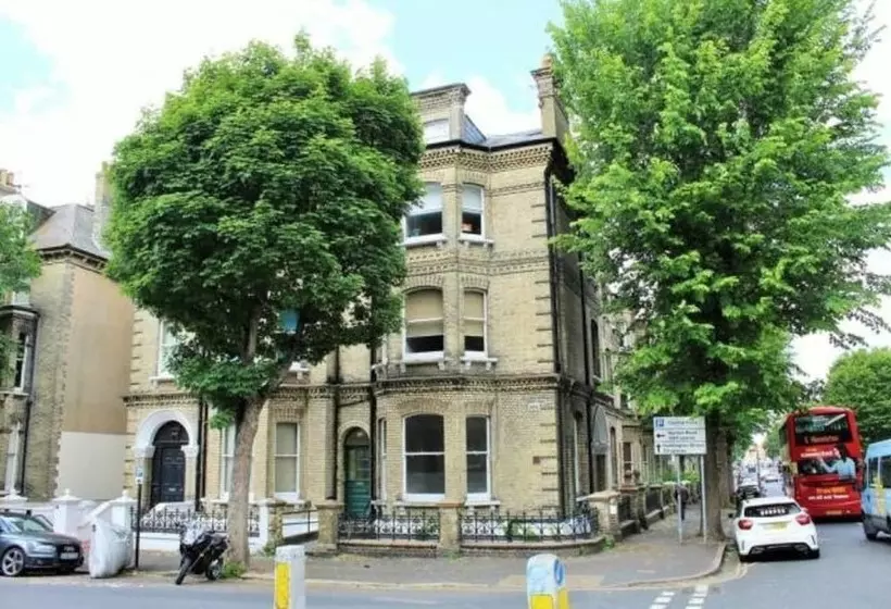 Bright 1 Bedroom Flat Minutes From The Beach And Trains