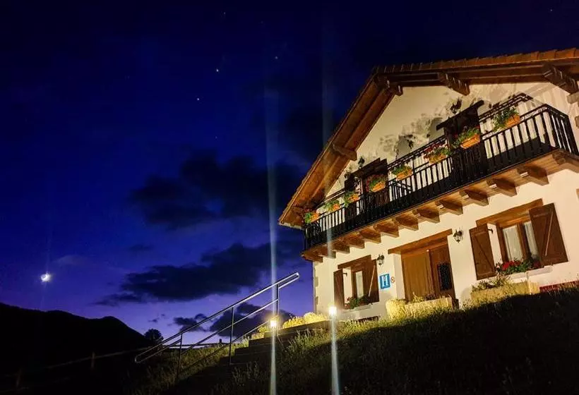 پانسیون Hostal Mendilatz