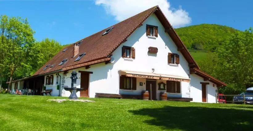 پانسیون Hostal Mendilatz