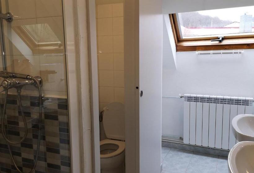 بنسيون Hostal Mendilatz