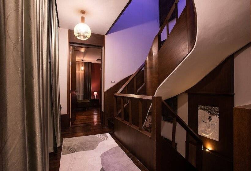 Nagawari Art Maldives Pattaya Villa