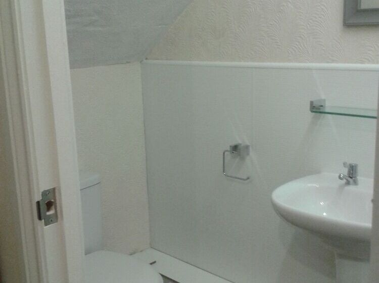 بنسيون Avenue Road