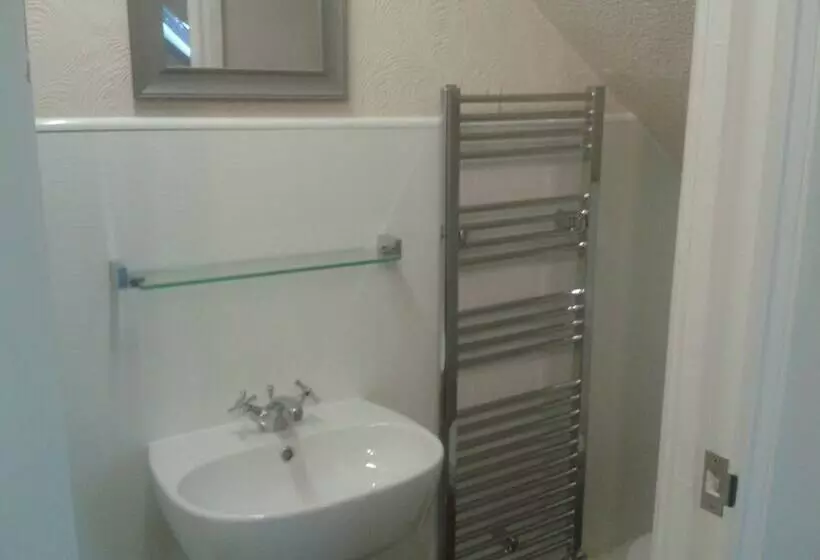 Majatalo Avenue Road