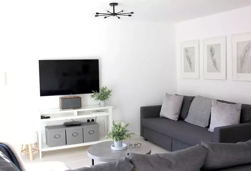 Tincroft Cottage   High End, Luxury Living Near The Beach