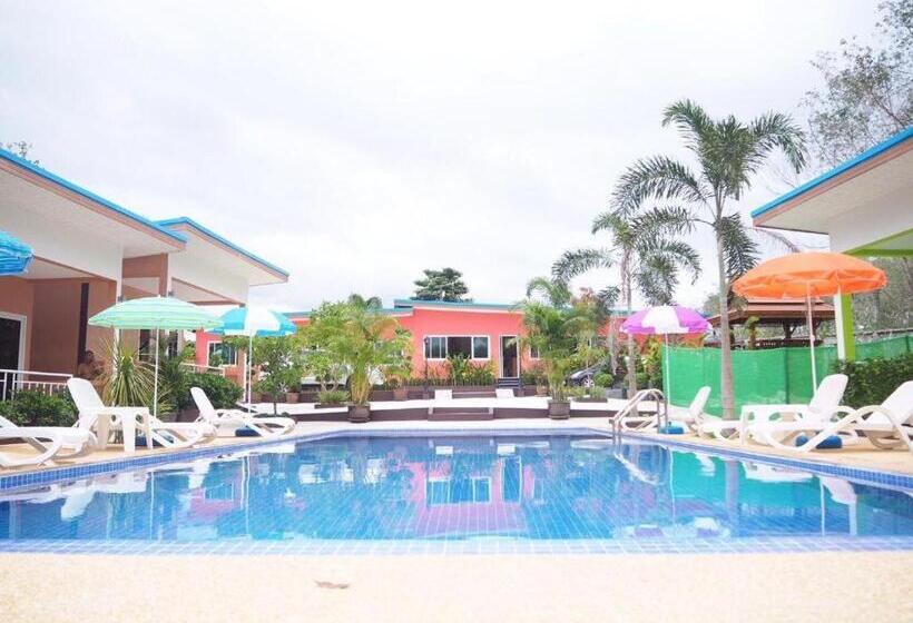 בית מלון כפרי At Night Airport Resort