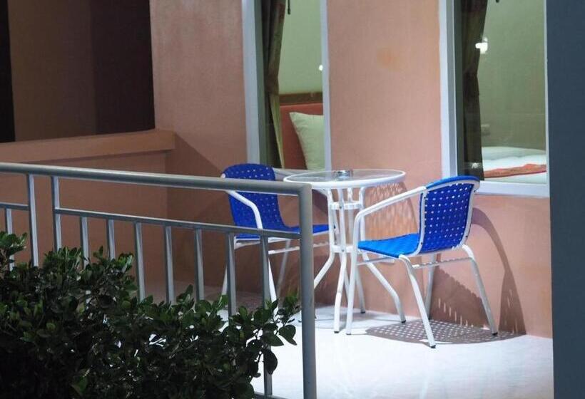 בית מלון כפרי At Night Airport Resort