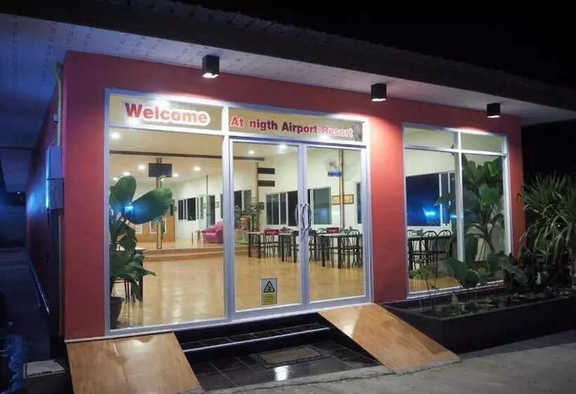 ホテル At Night Airport Resort