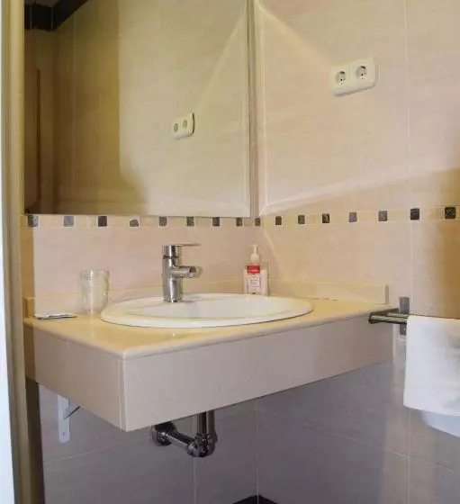 هتل Hostal Restaurante San Isidro