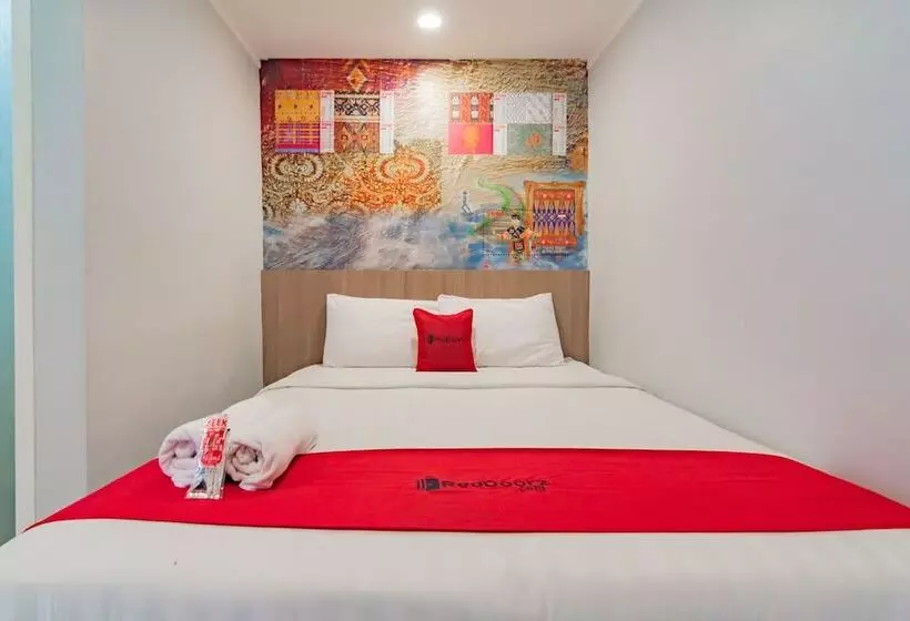 ホテル Reddoorz Plus @ Point Phila Cihampelas