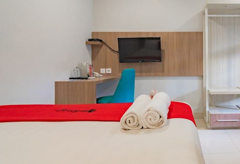 בית מלון כפרי Reddoorz Plus @ Point Phila Cihampelas