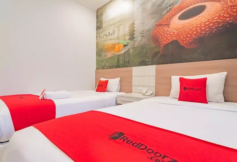 ホテル Reddoorz Plus @ Point Phila Cihampelas