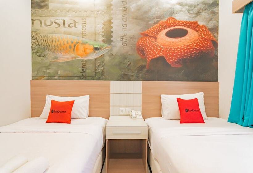 בית מלון כפרי Reddoorz Plus @ Point Phila Cihampelas