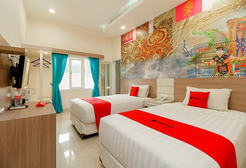 בית מלון כפרי Reddoorz Plus @ Point Phila Cihampelas