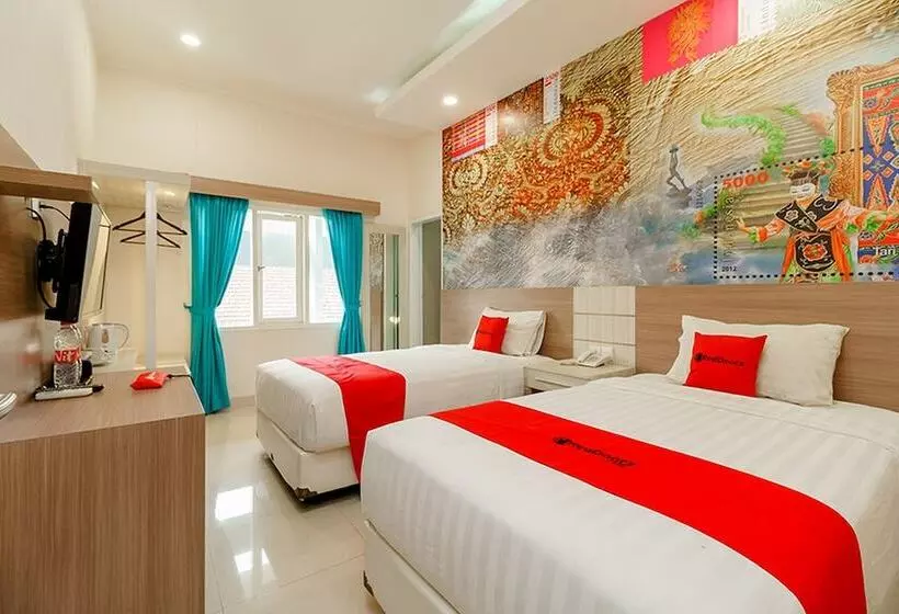 ホテル Reddoorz Plus @ Point Phila Cihampelas