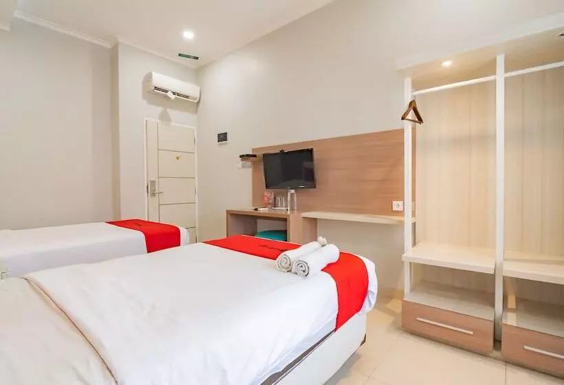 ホテル Reddoorz Plus @ Point Phila Cihampelas