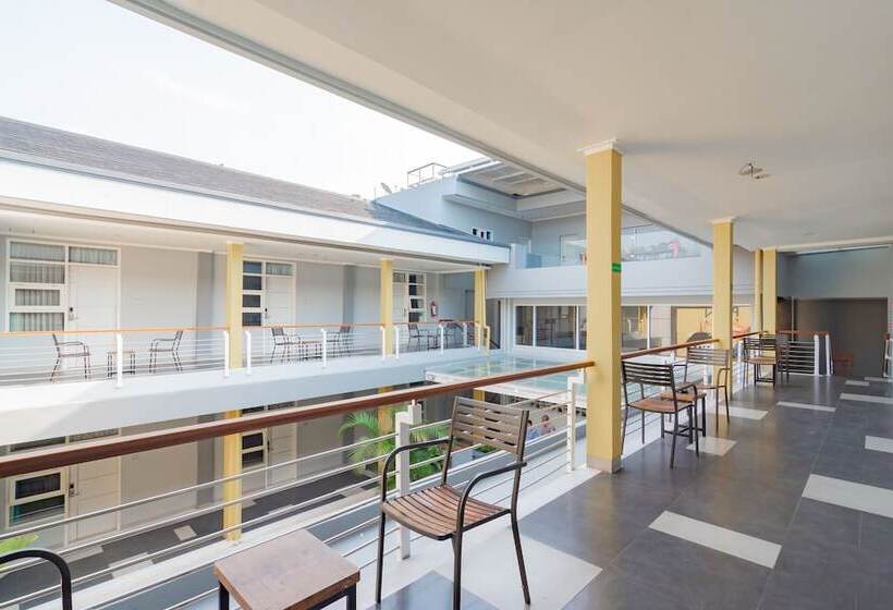 בית מלון כפרי Reddoorz Plus @ Point Phila Cihampelas