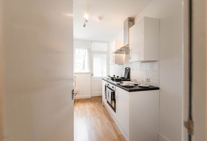 Пансион Roberts Residence