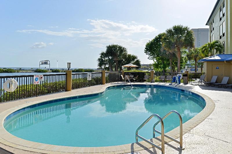 Holiday Inn Express Hotel & Suites Tampa Rocky Point Island, An Ihg