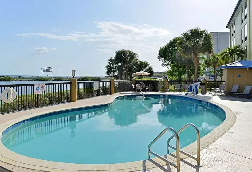 Holiday Inn Express Hotel & Suites Tampa Rocky Point Island, An Ihg