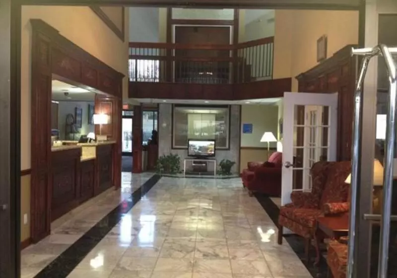 هتل Days Inn & Suites By Wyndham Tahlequah