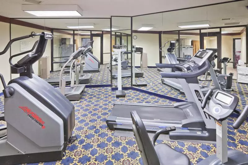 هتل Days Inn & Suites By Wyndham Tahlequah