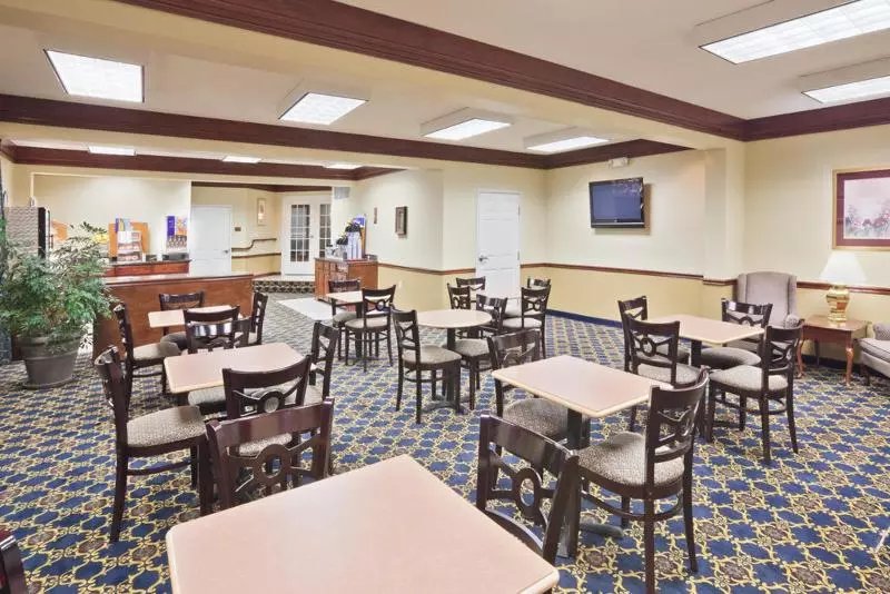 هتل Days Inn & Suites By Wyndham Tahlequah
