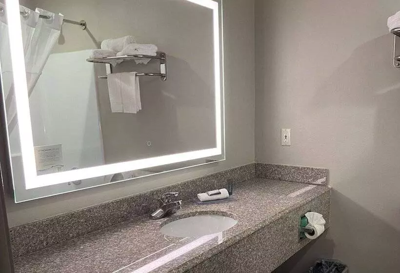 هتل Days Inn & Suites By Wyndham Tahlequah