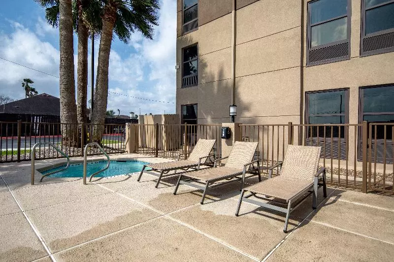 בית מלון כפרי Holiday Inn Express Harlingen By Ihg