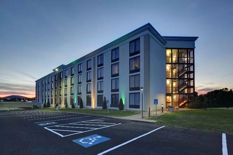 هتل Holiday Inn Staunton Conference Center, An Ihg