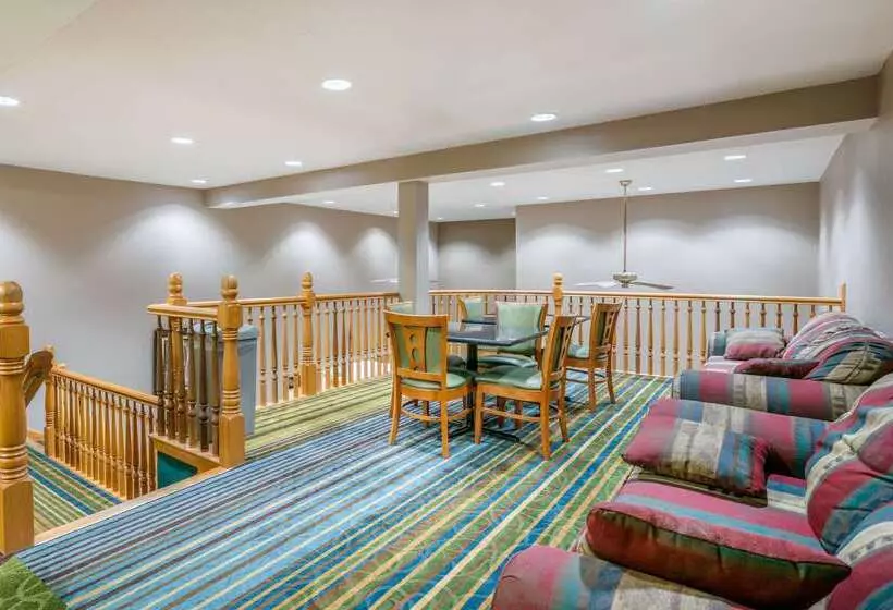 בית מלון כפרי Quality Inn & Suites Jefferson City