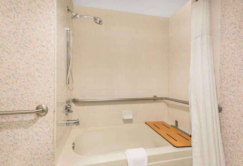 فندق Ramada By Wyndham Kent Seattle Area