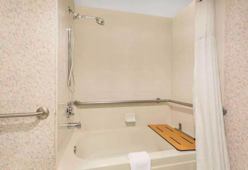 Отель Ramada By Wyndham Kent Seattle Area