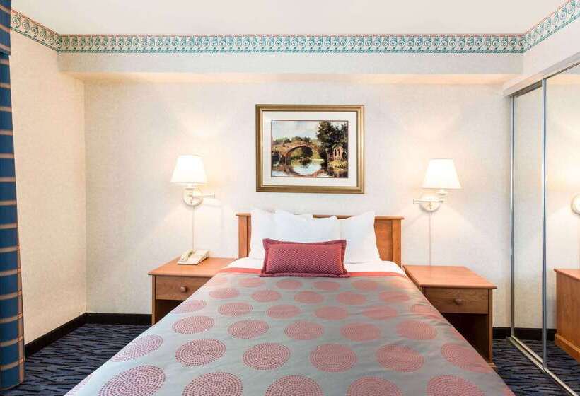 فندق Ramada By Wyndham Kent Seattle Area