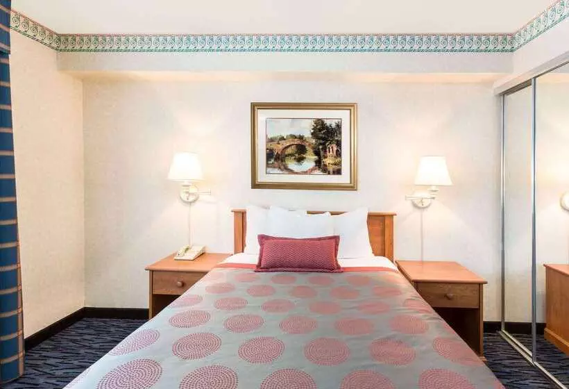 Отель Ramada By Wyndham Kent Seattle Area