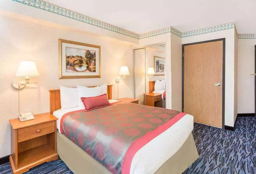 Отель Ramada By Wyndham Kent Seattle Area