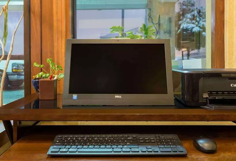 Отель Ramada By Wyndham Kent Seattle Area