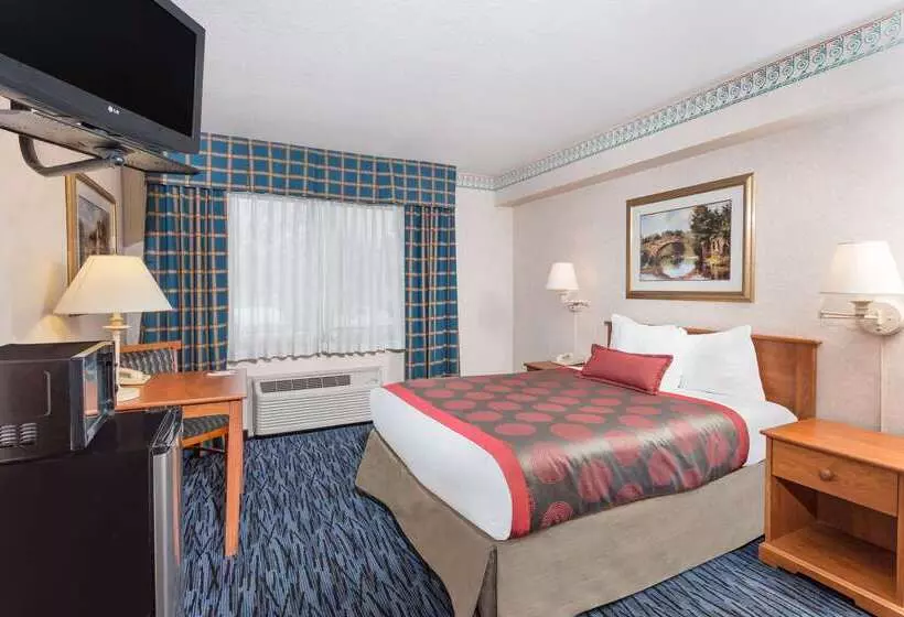 Отель Ramada By Wyndham Kent Seattle Area