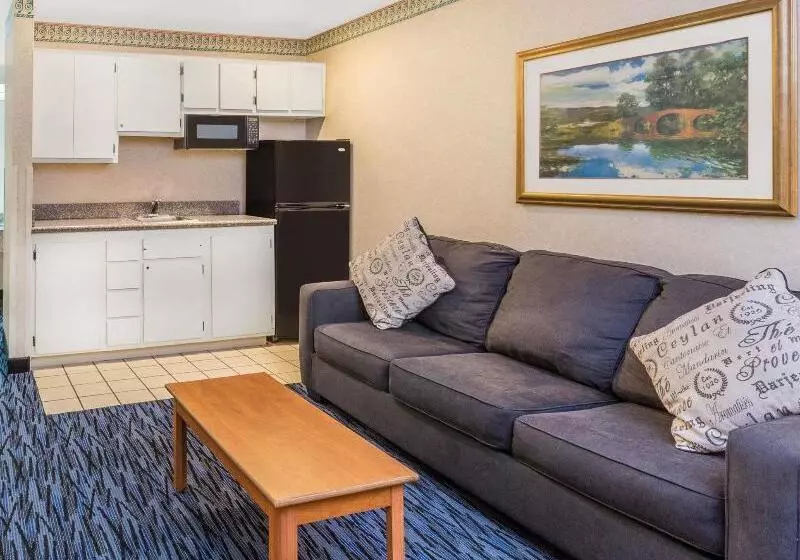 Отель Ramada By Wyndham Kent Seattle Area