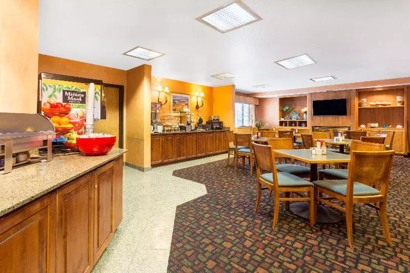 Отель Ramada By Wyndham Kent Seattle Area