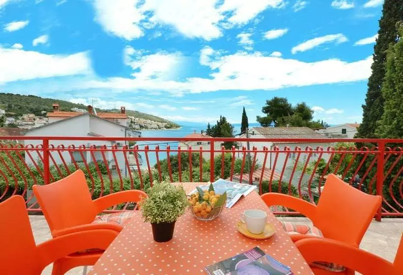 Apartment House Juretic   50 M From The Beach