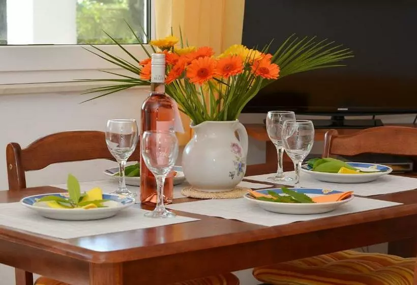 Apartment House Juretic   50 M From The Beach