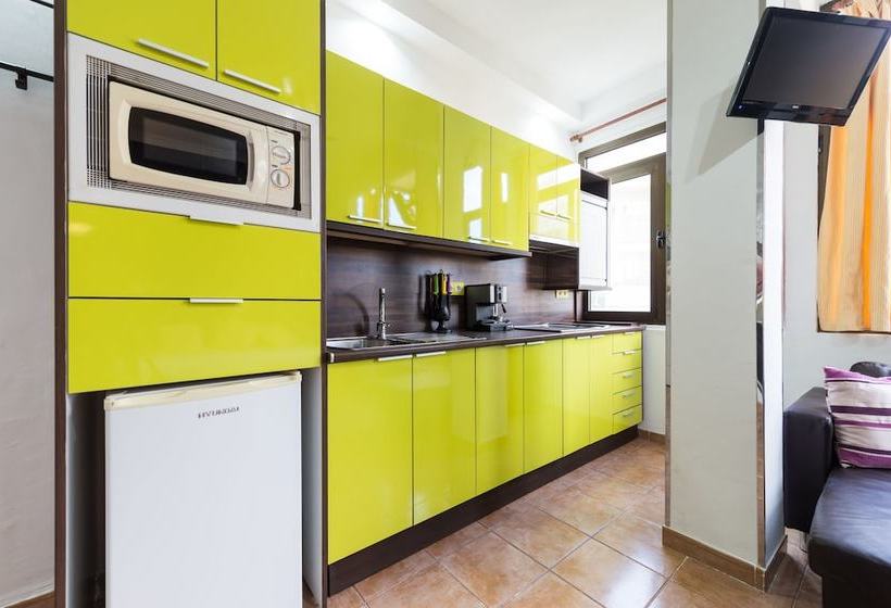 Reina Breakfast At The Beach