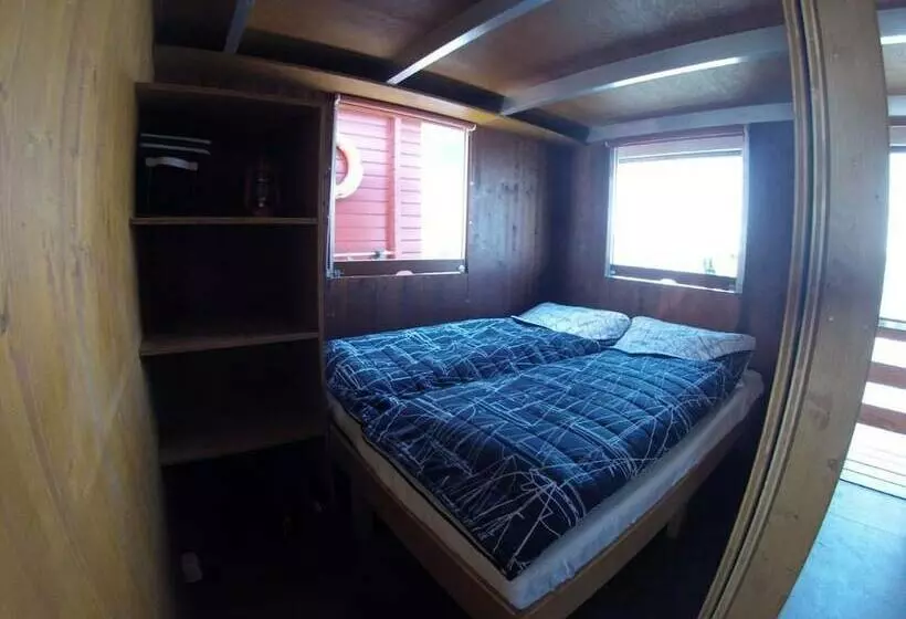 Hotelli Hausboot Neustrelitz Am Zierker See